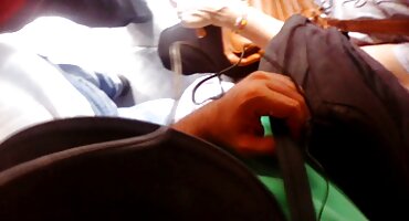 Eilie Ann prvi put matorke porno slike ima analni seks u ovoj studiji.