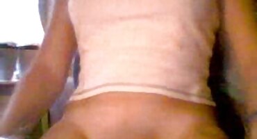 Bretanja Andrija matore porno širi noge pred mladima.