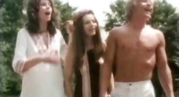 Robbie jebe zrelu stare matorke pornici u spavaćoj sobi.