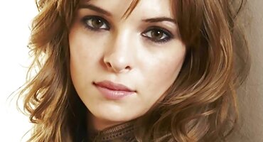 Susjed prisiljava momka porno macehe na seks s njom.