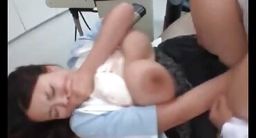 Očuh se jebao dlakave matorke porno u dupe i napravio cumshot nakon analnog.