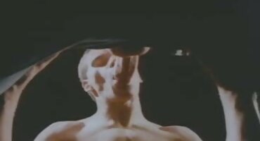 Lizanje porno matore dame pica na kauču.