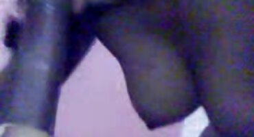 Supruga radi pušenje i jebanje u porno matorka kuhinji.