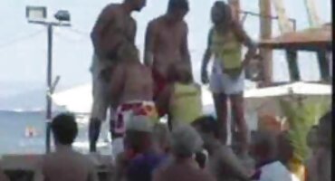 Ona radi pušenje u kupaonici i jebanje matorka porno na kauču.