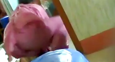 Crumpet je ispružio leđa i jebao se pornjava matorke u krznenom kaputu.