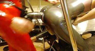 Ruska djevojka zadovoljava automehaničar sa matorke pornić seksom.