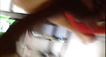 Lijepa pornići starke plavuša dala je pušenje graditelju na posao.