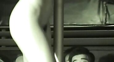 Djevojka vuče srpski porno filmovi matorke čovjeka na plaži.