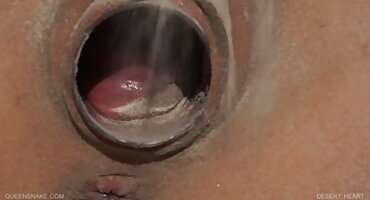 Laboratorijska asistentica Olga Kabaeva guta prnici matorke spermu.