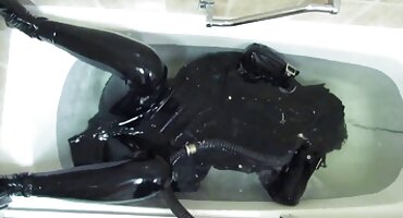 Prekrasna matorke porno masturbira kapuljača.