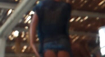 Glumica Gina Valentinovo matorke porno tube masturbira na stolici dildo.