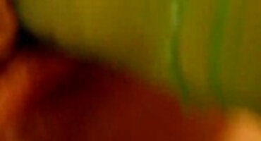 Vitka matorka porno maca prste tijekom gimnastike.