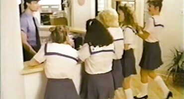 Gole djevojke u krevetu s Francuzom. sex matorke porno