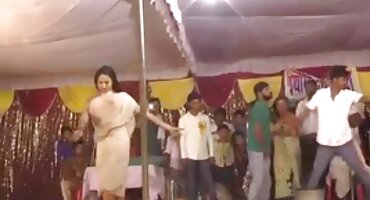 Stražar porno filmovi matorke ima spolni odnos s dva provalnika.