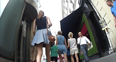 Katie Milligan poslušno sisa kurac pornići s matorkama i guta spermu.