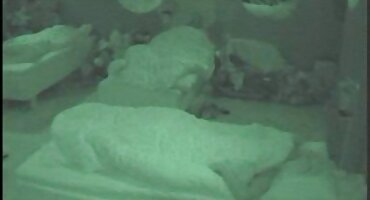 Ama i Ama igraju se dildom matorke porno i vibratorom na biljarskom stolu.