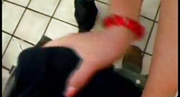 Charles Dera sadi Ceciliju Lion nakon što ga je udarila porno filmovi starke u dupe.