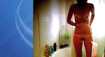 Mlada crnka pornoci matorke povraća Kailani Kai u teretani.