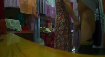 Radi masažu sisa i predaje porno macehe se na kauču.