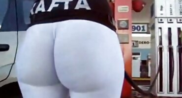 Mick Blue porno slike matorke peče ne samo konobaricu, već i djevojku svog sina.