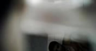 Kili Rose igra dlakave matorke porno s smeđim penisom.