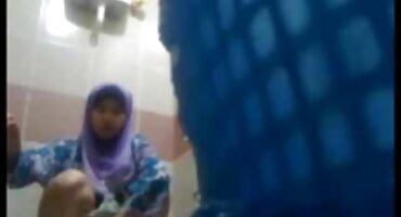 Madi Collins domace porno matorke sisa kurac svog brata i prima spermu na okulare.