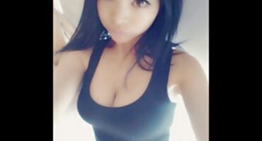 Djevojka liže pornomatorke maca djevojci.