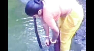 Larva se pohlepno prilijepi za porno sex matorke kurac na plaži i sisa.