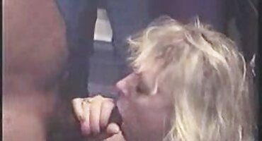 Međurasni bonk u porno starije tete ležaljci na bazenu.