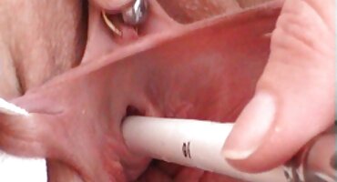 Kaznio je svoju matore porno ljubavnicu lezbijskim seksom.