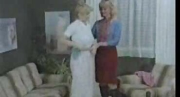 Prsata plavuša pije vino i pornici s matorkama želi seks.