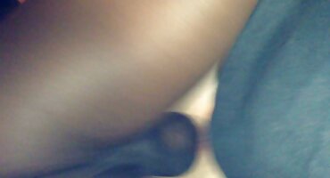 Moskovljanka masturbira ruskematorke u toplini.