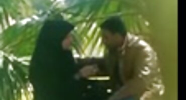 Kuja masturbira srpske matorke porno u kuhinji umjesto večere.