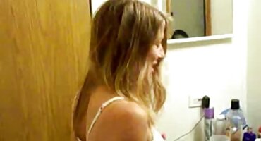 U bijelim gaćicama nježno matorke porno film se seksa.