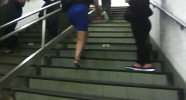 Djevojka masturbira porno macehe od srca u vrtu.