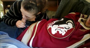 Dao očuhu na krevetu. porno sex matorke