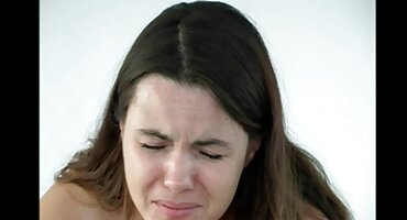 Fleksibilna matore porno kada širi noge prije bacanja.