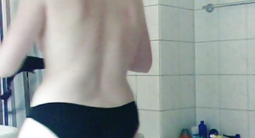 Viviann Desilva porno matore dame pokazuje vještine člana očuha.