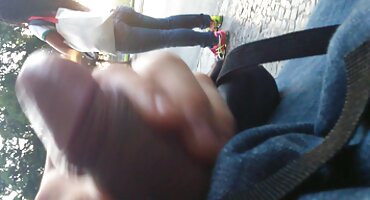 U matorke porno krevetu s djevojkom i njenom ljubavnicom.