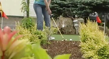 Margot je sranje vodovod i pornomatorke dobiva joj maca iz sudopera.