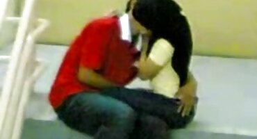 Striptizeta porno sa matorkama je ponudila brzi seks zrelom muškarcu nakon što je vidjela njegovu tugu u njegovim očima.