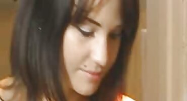 Lezbijke se pornići starke zabavljaju na kauču. Razviti točku.