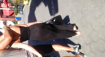 Hani Heis matore porno tješi se seksom sa svojim rođakom.