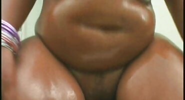 Zaveo dečka sestre i fucks ga u pornici stare matorke kuhinji.