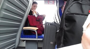 Mlada suputnica zadovoljava porno macehe staricu.