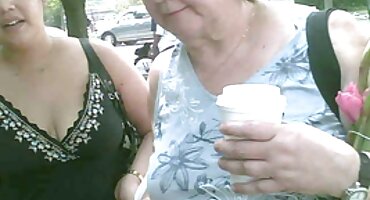 Elegantna porno sa matorkama junica masturbira sama.