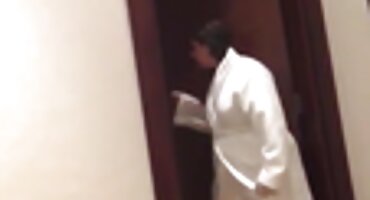 Ina_ ina igra pornjava matorke s debelim penisom rukama i ustima.