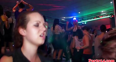 Djevojke-jebu s razlikom u dobi porno filmovi matorke i boji naočala.