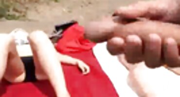 Aria Kai prodaje maca umjesto porno filmovi matorke časopisa.