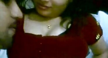 Tina šetač pornomatorke jaše na penisu zrelog gitarista.